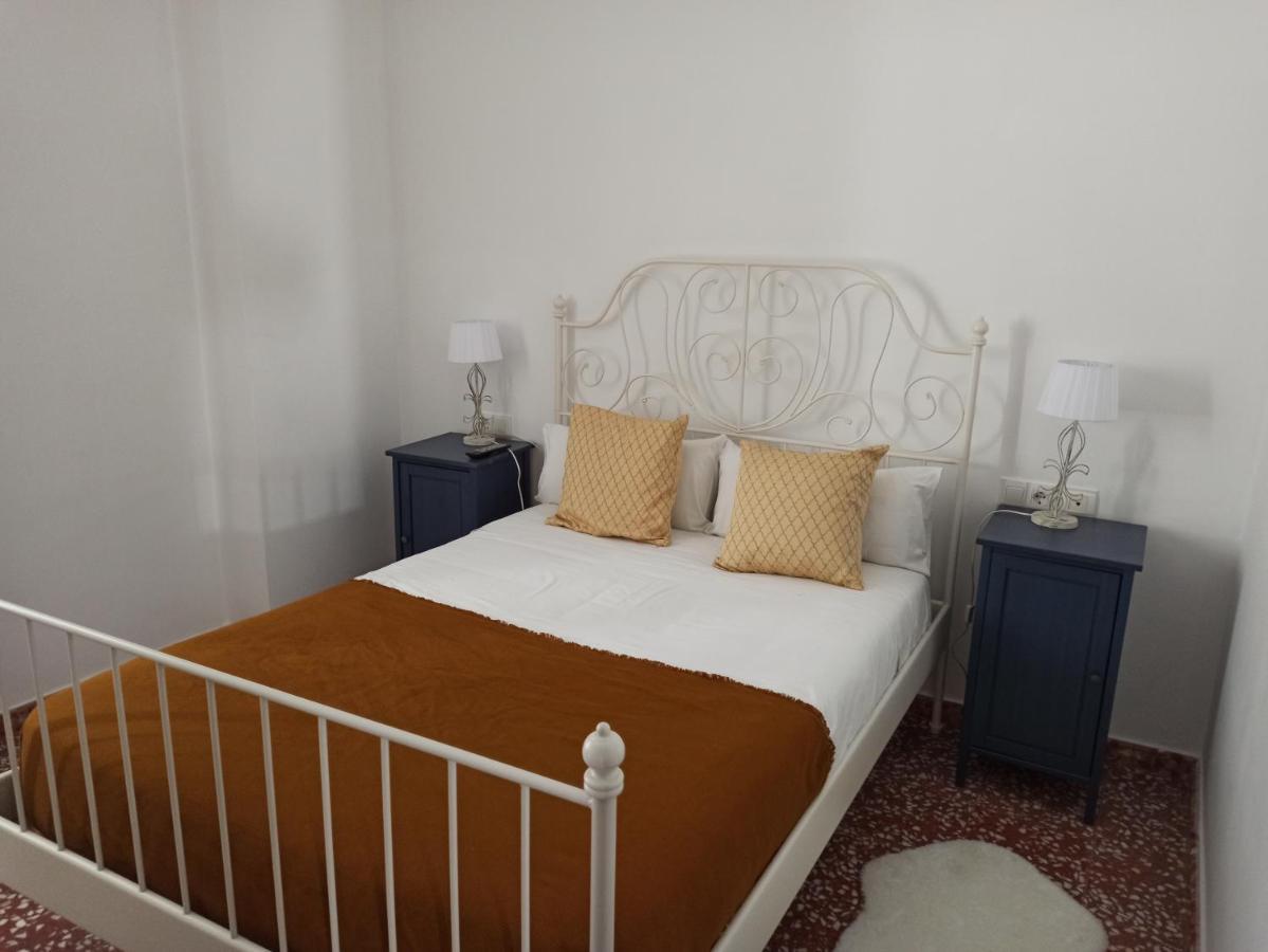 Frenteabastos Suites Cafe Hostal & Apartments كارمونا الغرفة الصورة