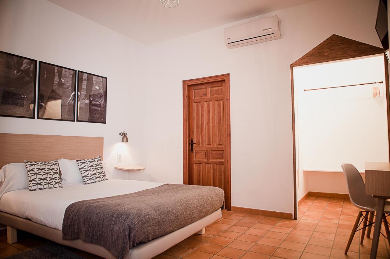 Frenteabastos Suites Cafe Hostal & Apartments كارمونا المظهر الخارجي الصورة